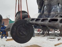Огромный бронзовый автомат привезли во Ржев - новости ТИА