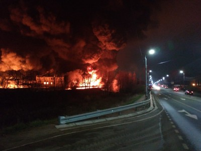 Сильный пожар в ангаре в Твери пока не удается локализовать - новости ТИА