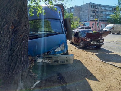 Автомобилист сломал ребро в аварии с фургоном на трассе М-10 в Вышнем Волочке - Новости ТИА