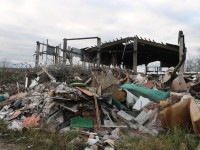 В Квакшино коммунальное предприятие вывозит мусор не на свалку, а на окраину деревни - Новости ТИА