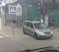 В Твери после ДТП автомобиль вылетел на тротуар - Новости ТИА