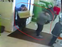 В Бежецке два мужика бросили в супермаркете целую коробку котят - Народные Новости ТИА