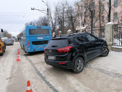 Опубликовано видео наезда автомобиля на остановку с людьми - Новости ТИА