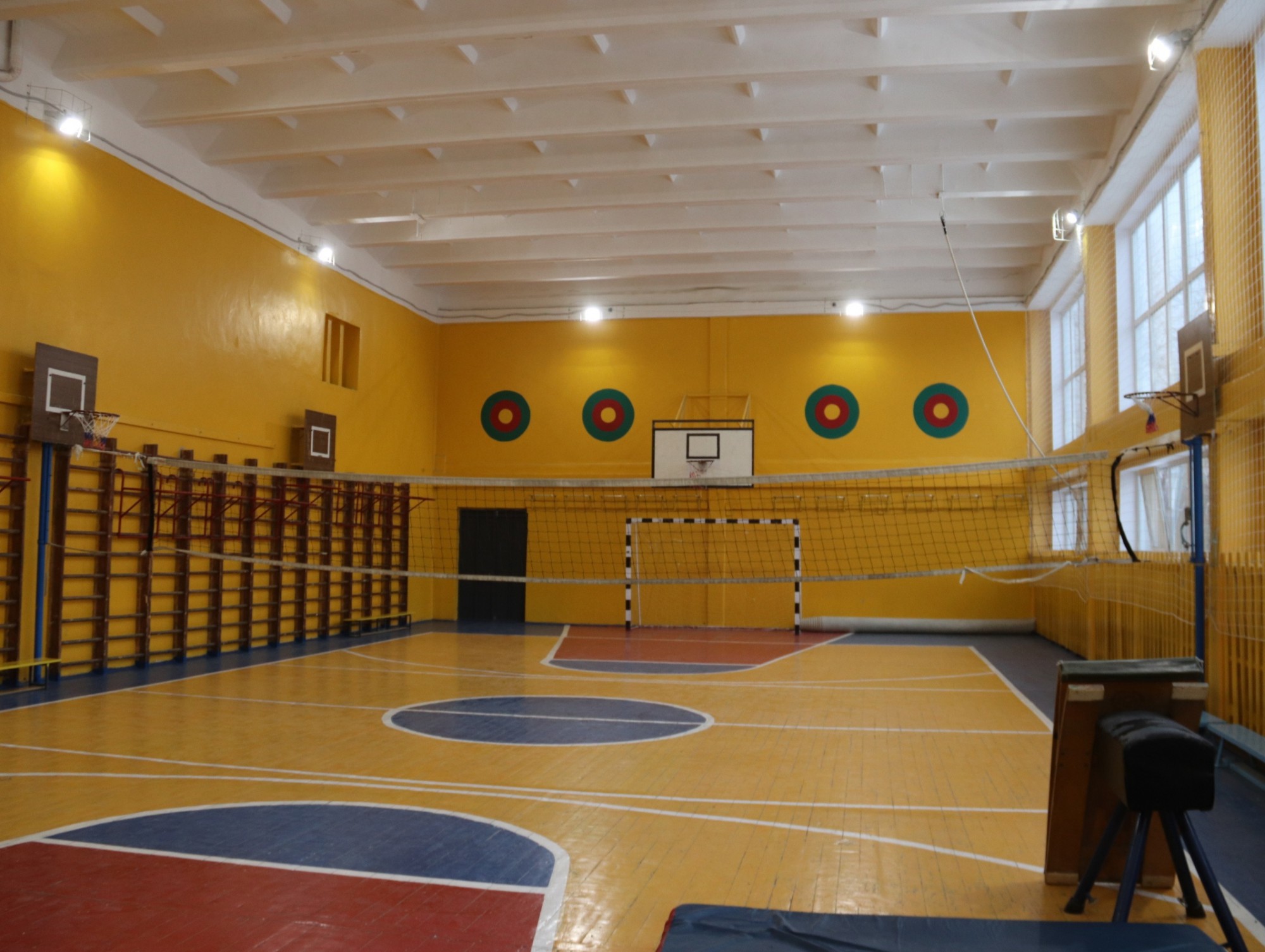 шведская стенка в спортзале в школе
