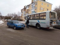 Во Ржеве в результате столкновения с автобусом пострадала водитель легковушки  - Новости ТИА