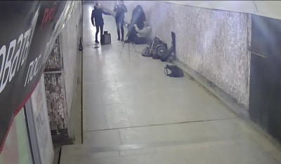 Нападение музыканта панк-группы на мужчину сняла камера наблюдения - новости ТИА
