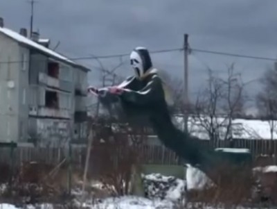 В поселке Тверской области над огородом летает ужасный "Савелий" на пружине - новости ТИА