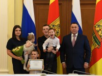 Игорь Руденя вручил 27 молодым семьям Тверской области сертификаты на приобретение или строительство жилья - новости ТИА