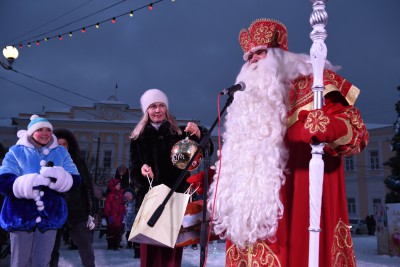 Дед Мороз из Великого Устюга зажег огни на главной елке Твери - Новости ТИА