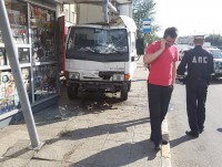 В Твери грузовик протаранил остановку общественного транспорта и врезался в ларек - Новости ТИА