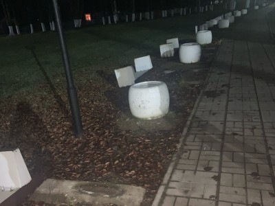 В Парке Победы в Тверской области вандалы выворотили из земли лавки - Новости ТИА
