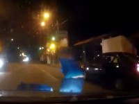 В Твери женщина пыталась бросить мужчину под колёса проезжающего автомобиля. Драка попала на камеру видеорегистратора - Новости ТИА