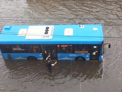 В Твери после ливня затопило автобусы  - Новости ТИА