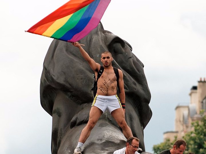 © Marie-Lan Nguyen / Символ гей-парада — Радужный флаг на Бельфорском льве в Париже