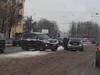 В Твери на водителя, который устроил драку и грубо нарушил ПДД, составлен протокол. Однако стрельбу открыл второй участник конфликта - Новости ТИА