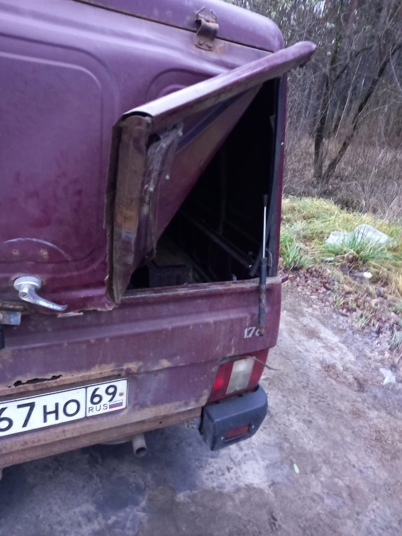 Под Тверью неизвестные разбили припаркованный на обочине автомобиль |  06.11.2021 | Тверь - БезФормата