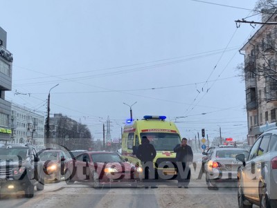 В Твери автомобиль реанимации столкнулся с иномаркой - Новости ТИА