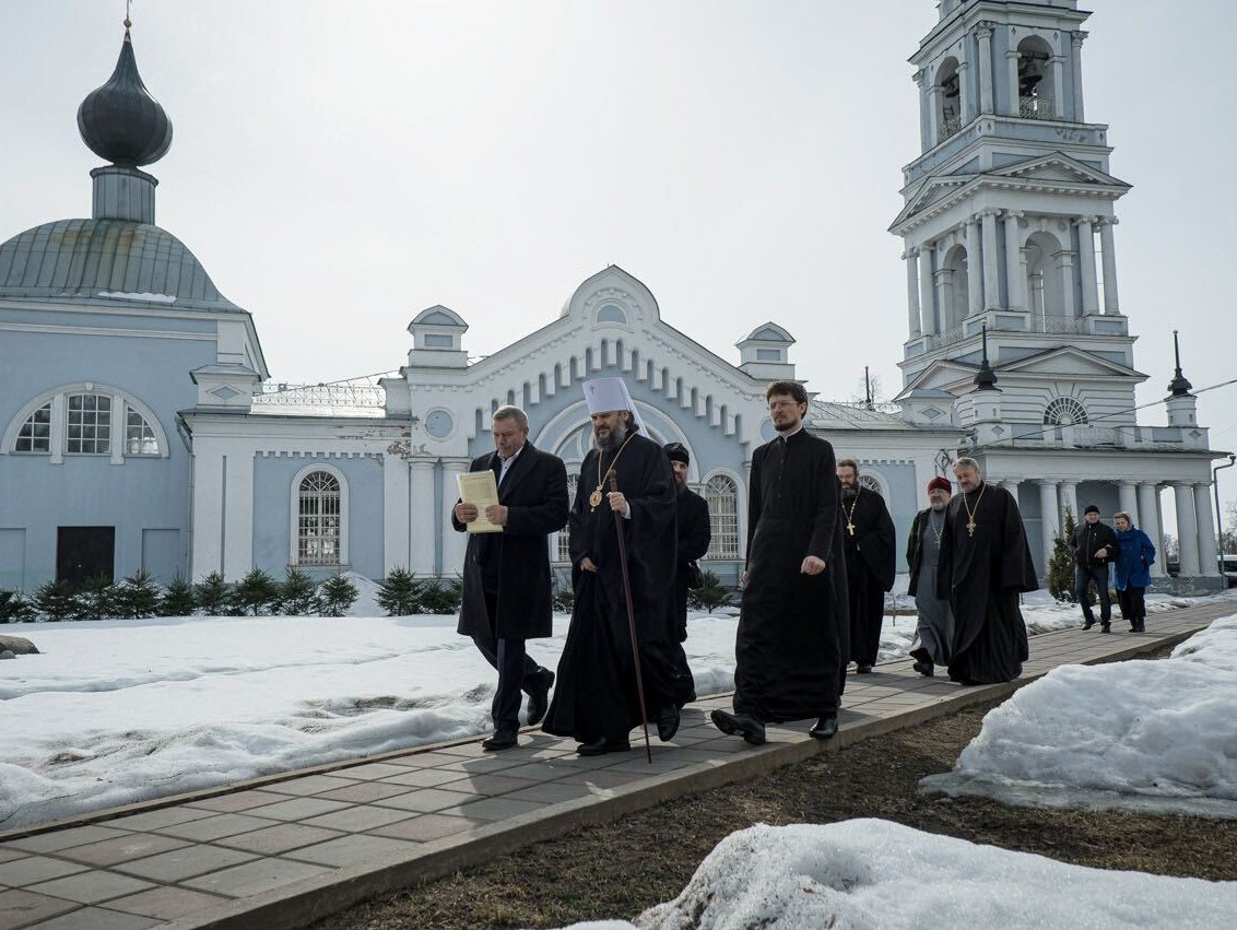 Тверская епархия. Тверская митрополия монастырь. Архиепископ Тверской и Кашинский 2002 год Калязин. Храм Макария Калязинского г.Калязин. Макарий Калязинский с кельей картинки.