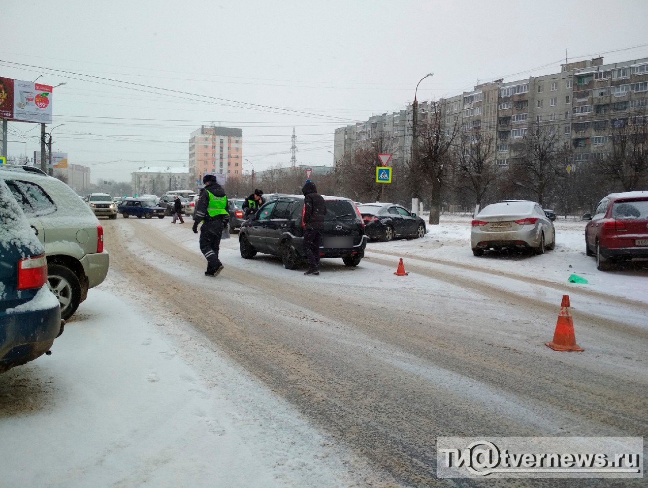 В Твери на скользкой дороге водитель не смог затормозить и сбил пешехода -  ТИА