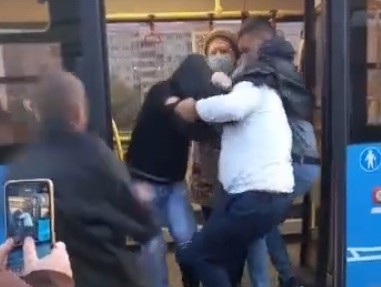 В Твери задержали пьяных пассажиров, которые избили водителя автобуса - Новости ТИА