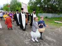 Дети устилали лепестками роз путь Волжскому Крестному ходу в Калязине - новости ТИА