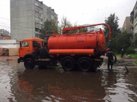 В Твери за ночь выпало 60% месячных осадков: на подтопленных улицах идёт откачка воды - Новости ТИА