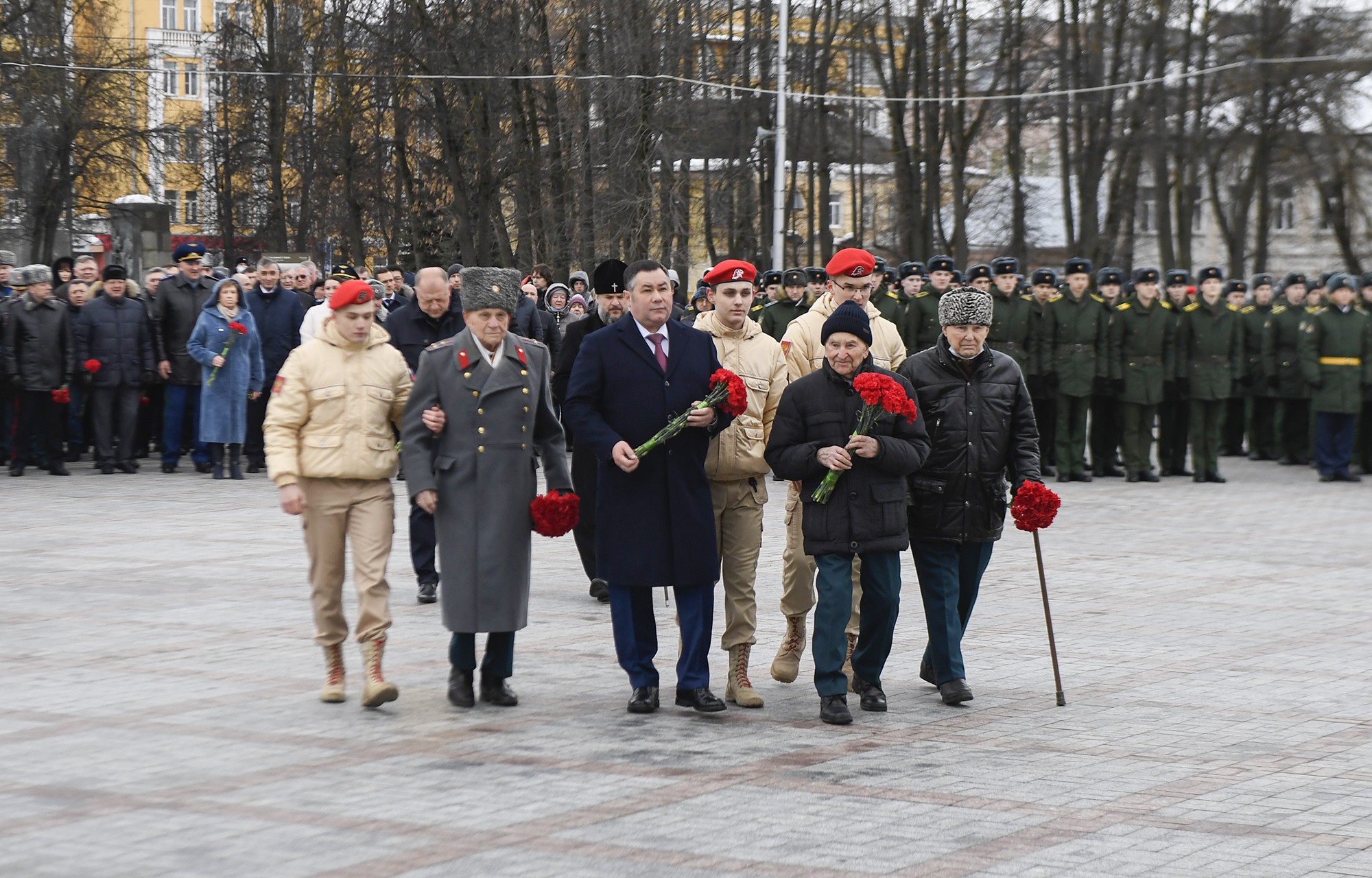 23 февраля 2024 года россия новости. Возложение цветов 23 февраля. Возложение цветов в день защитника Отечества. Возложение цветов к обелиску. Празднование 23 февраля в России.