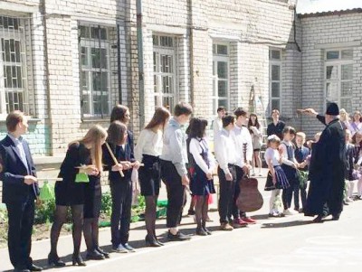 В Тверской области школьников перед каникулами окропили святой водой - новости ТИА