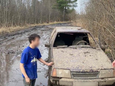 Под Тверью подросток на ВАЗе застрял в грязи и попался полицейским - Новости ТИА