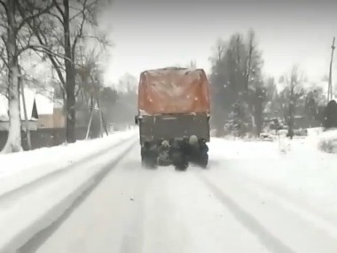 В Тверской области дети цеплялись к грузовику и катались по снежной дороге - новости ТИА