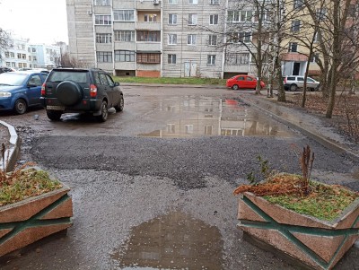 В Твери по просьбе колясочника засыпали яму во дворе - Новости ТИА