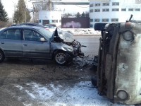 В Твери после столкновения машина легла на бок - Новости ТИА