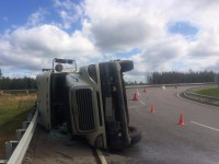 В Тверской области фура с полуприцепом перевернулась на бок - Новости ТИА