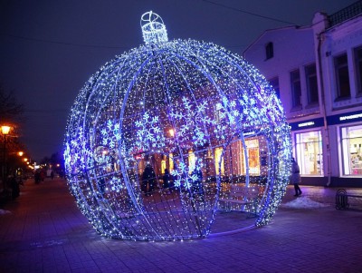 В центре Твери устанавливают огромный новогодний шар - Новости ТИА