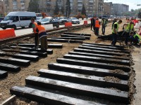  В Твери продолжаются работы по ремонту трамвайных путей на площади Капошвара - Новости ТИА