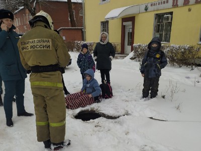 Во Ржеве девочка упала в запорошенный снегом люк и получила травмы - Новости ТИА