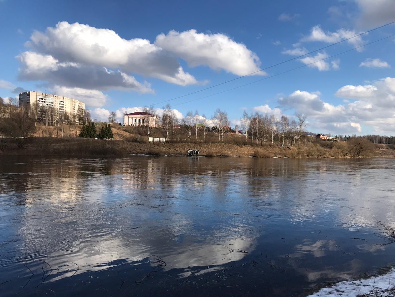 Во Ржеве спасли девушку, упавшую с моста в реку - ТИА