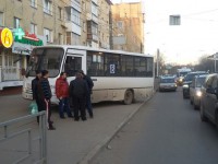 В Твери водитель маршрутки нарочно сбил вышедшего пассажира после разгоревшейся перепалки - Новости ТИА