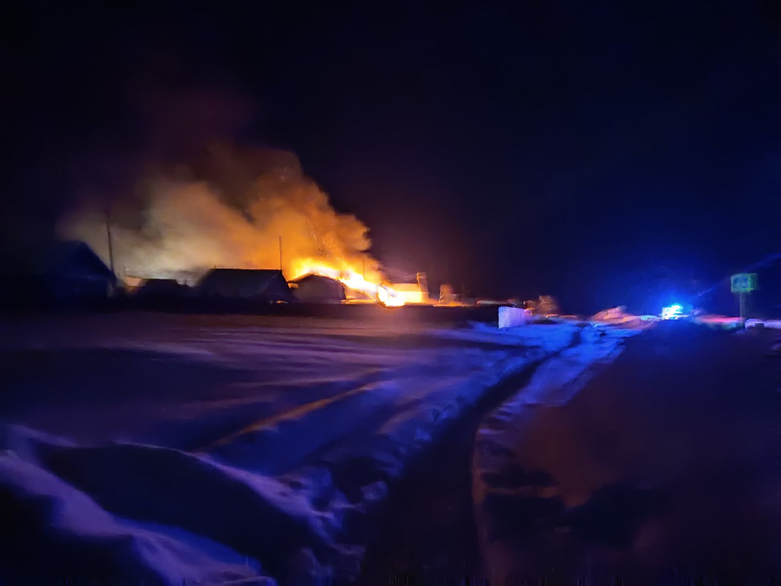 В Тверской области пожар в жилом доме тушили всю ночь | 09.02.2022 | Тверь  - БезФормата