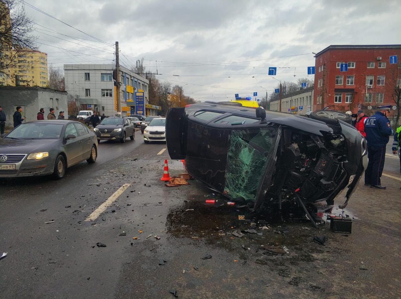 В Твери после удара машина легла на бок, пострадали шесть человек |  21.10.2021 | Тверь - БезФормата