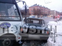 В Твери столкнулись маршрутка и «четверка». Водителя ВАЗа деблокировали из салона - Новости ТИА
