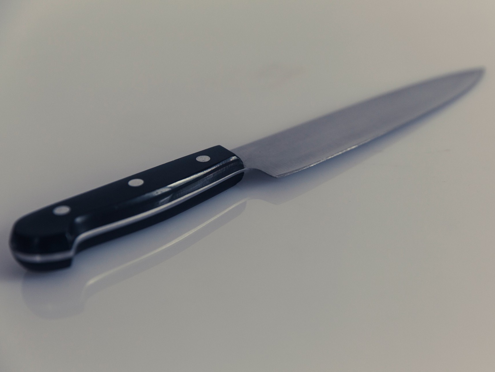Ножик на столе