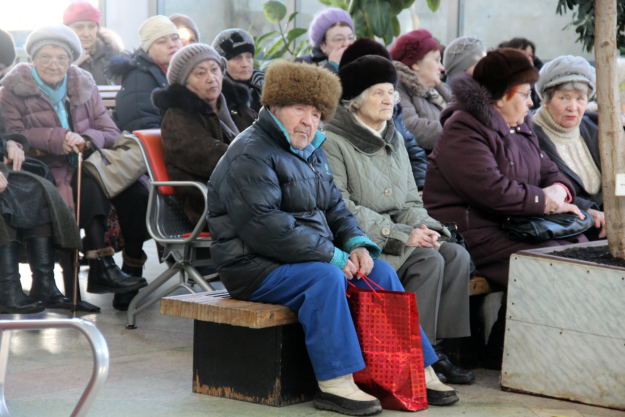 Новости о пенсиях на сегодняшний день. Бабушка на вокзале. Пенсионеры РФ. Пенсия. Пенсионеры на вокзале.