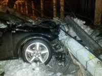 Во Ржеве водитель снес электрический столб - Новости ТИА