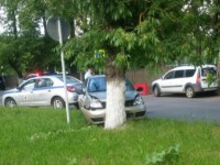 В Кимрах иномарка врезалась в дерево  - новости ТИА