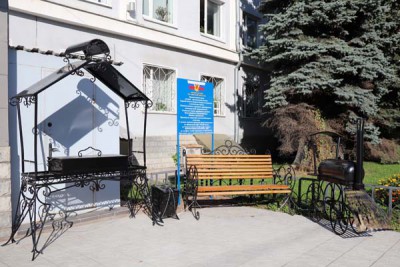 Перед зданием УФСИН в Твери разместили кованые мангалы и скамейки - новости ТИА
