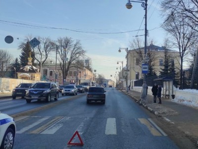 В Твери напротив Спасо-Преображенского собора автомобилист сбил девушку  - новости ТИА