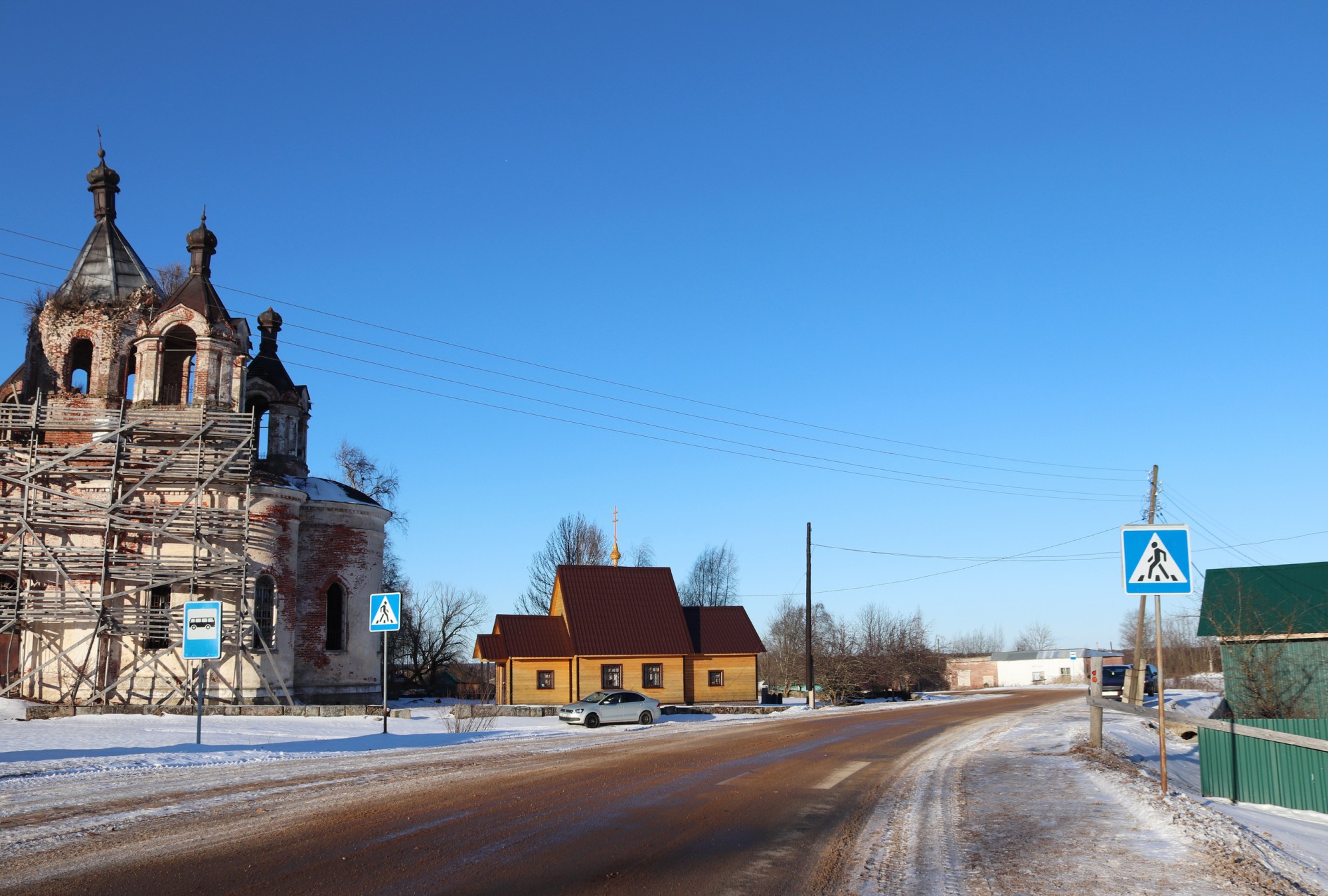 Зеленый домик Ирины Зиганшиной справа и церковь 19 века