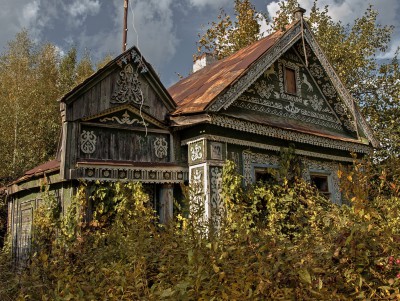В селе под Торжком нашли заброшенный дом, изукрашенный деревянной резьбой  - новости ТИА