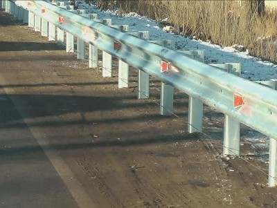 На Московском шоссе в Твери монтируют барьерные ограждения  - Новости ТИА